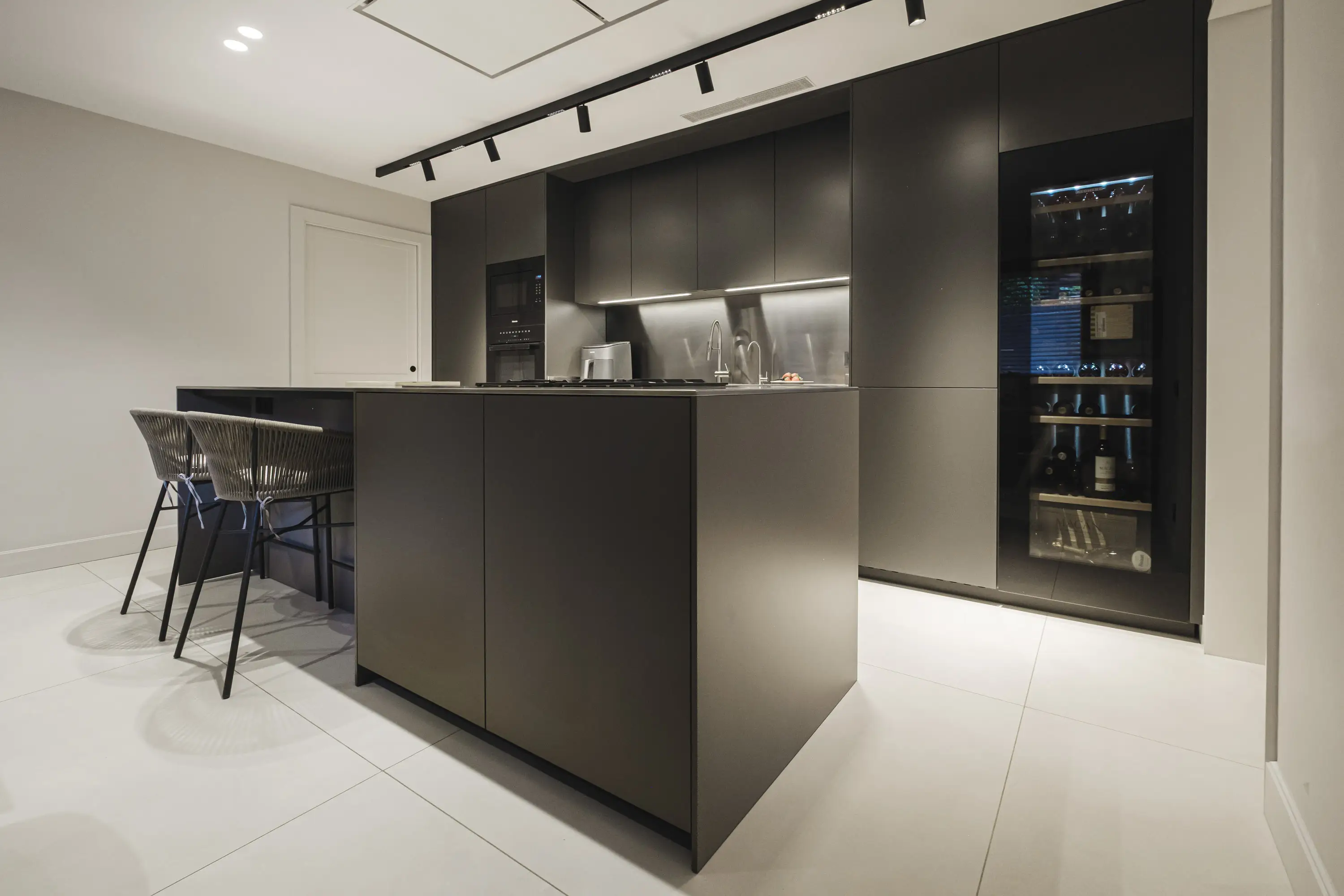 Cocina lineal de estética contemporánea - Barcelona